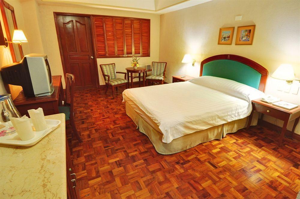 Sunrise Holiday Mansion Tagaytay City Exteriör bild